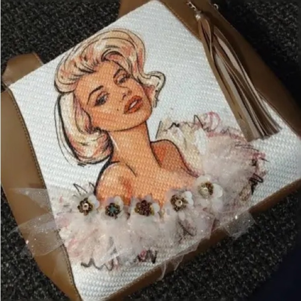 Looking to buy this Marilyn Monroe purse.